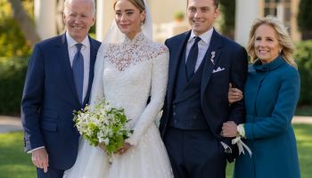 Naomi Biden, vnučka prezidenta Joe Bidena, se vdávala v šatech od Ralpha Laurena s dlouhým závojem