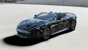 Valentino oblékl britského aristokrata s 565 koňmi pod kapotou