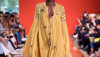 Hřejivé tóny africké noblesy. Elie Saab předvedl na pařížském týdnu módy novou kolekci