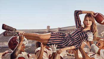 Behati Prinsloo s mužstvem amerického fotbalu v podzimní Tommy Hilfiger kampani