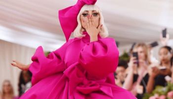 10 nejkontroverznějších outfitů, které se kdy objevily na červeném koberci