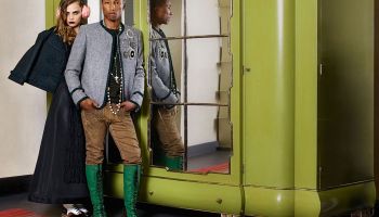 V Pre-Fall kampani 2015 Chanel vystupuje Cara Delevingne s Pharrellem Williamsem