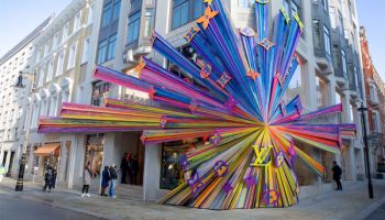 Londýnská Bond Street jen září: díky Louis Vuitton
