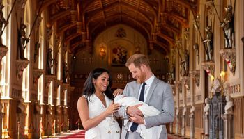 Meghan Markle oblékla šaty, které zdůraznily poporodní bříško. Veřejnost ji za to miluje.