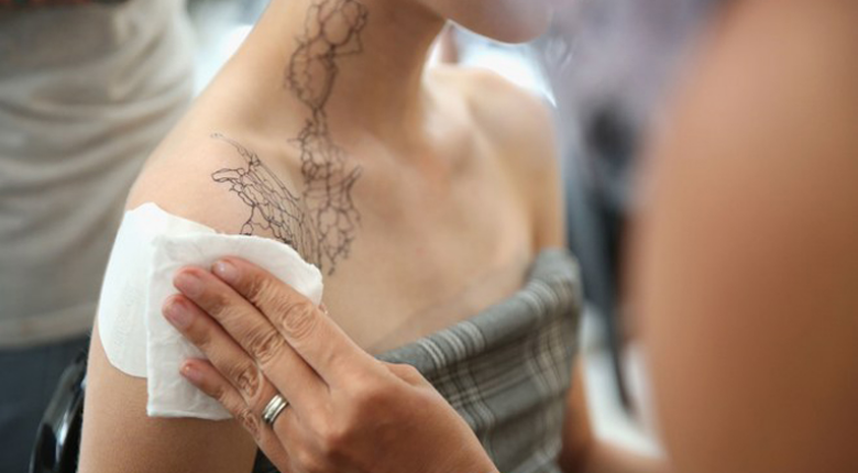 Jak se nosí trend krajkového tetování