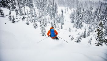 Oblečení na svah, které opravdu stojí za to! Co na sebe na lyže či snowboard?