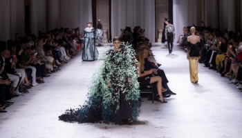 Z couture kolekce Givenchy je cítit respekt ke značce ale i touha inovovat