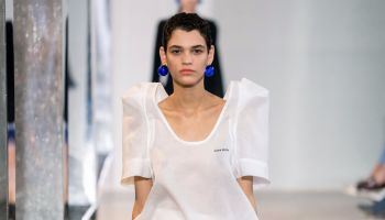 Dětské kyblíčky na pláž v kolekci Nina Ricci 2020 proměnily Paříž na jedno velké hřiště