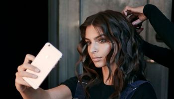 Emily Ratajkowski je tváří Kérastase. V nové kampani úplně září