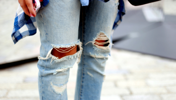 Roztrhané kalhoty hitem jara 2016 - poradíme, jak je oblékat