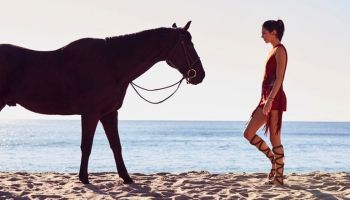 Kendall Jenner jako nespoutaná kráska v novém krátkém filmu značky Longchamp