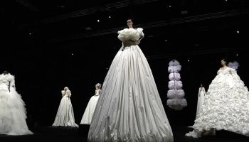 Strhující show Valentino 2020 v nejslavnějším filmovém studiu Evropy