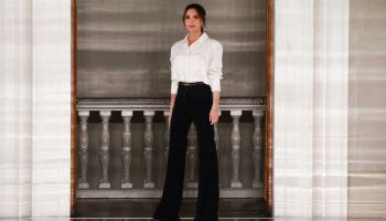 Victoria Beckham začala revoluci v sukních, v Londýně ji byla podpořit celá rodina