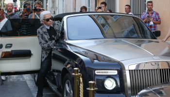 Luxusní auta Rolls Royce návrháře Karla Lagerfelda byla prodána za téměř 30 milionů korun, k mání bylo i oblečení a portréty