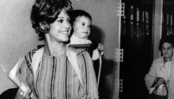 Nezapomenutelné okamžiky v historii krásy a módy: Jane Fonda v módní mini sukni