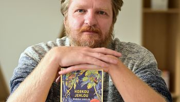 Režisér a spisovatel Rudolf Havlík bere čtenáře do zákulisí světa „fast fashion“