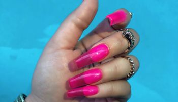Průhledné gelové nehty boří Instagram - letní trend 2018