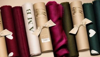 Zajímá vás výroba high-end značek? Burberry ukazuje proces, kterým prochází jejich šátky