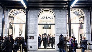 Versace čelí obvinění z rasového profilování svých zákazníků