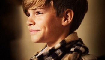 Romeo Beckham se vrací na scénu v předvánoční kampani Burberry