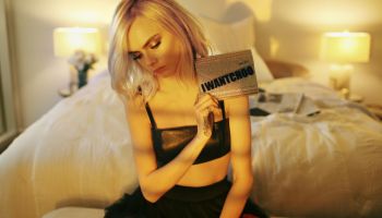 Cara Delevingne tančí s návrhářem Jimmy Choo v rytmu diska
