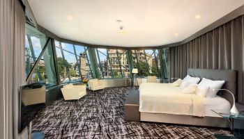 V Tančícím domě byl otevřen Dancing House Hotel