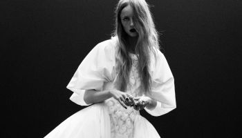 Virginie Viard vytvořila excentrickou couture kolekci Chanel s nádechem osmdesátých let