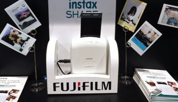 Tiskněte fotografie přímo z mobilu s novou příruční tiskárnou Instax Share