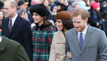 Kate Middleton a Meghan Markle se ukázaly na vánoční mši - co oblékly?