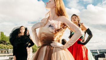 Eiffelova věž, Seina a Balmain. Nová přehlídka francouzské značky byla plná elegance a pravého couture