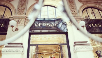 Versace vyhlásil soutěž o sluneční brýle Greca Stars
