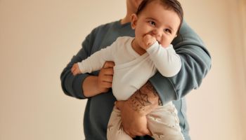 Dopřejte si více mazlení. Praktické střihy a hebké materiály, které vám ušetří čas při oblékání těch nejmenších