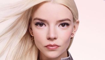 Anya Taylor-Joy s podmanivým pohledem prezentuje nové kosmetické kousky Dior