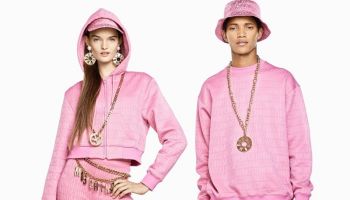 Moschino se v nové kolekci snaží oslnit svým všudypřítomným logem