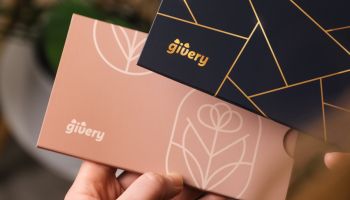 Věnujte jarní trendy v podobě dárku. Víme, jak darovat ten správný kousek ve správné velikosti
