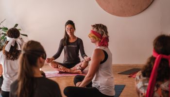 Maminky mají nastudováno, jak pečovat o miminka, ale často zapomínají na sebe, říká autorka projektu CoreYoga