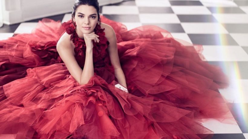 Tvář Estée Lauder Kendall Jenner ve vánoční kampani zahalena do červeného tylu