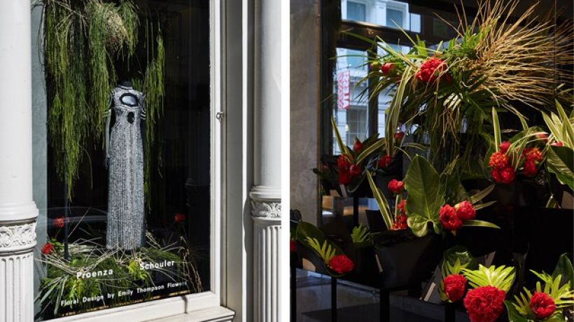 Butik Proenza Schouler v obklopení květinové výzdoby