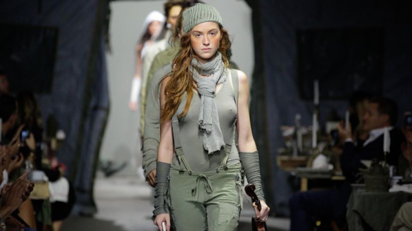 Greg Lauren a jeho otrhaná trika, boyfriend kalhoty a šněrovací šaty RTW SS 2015