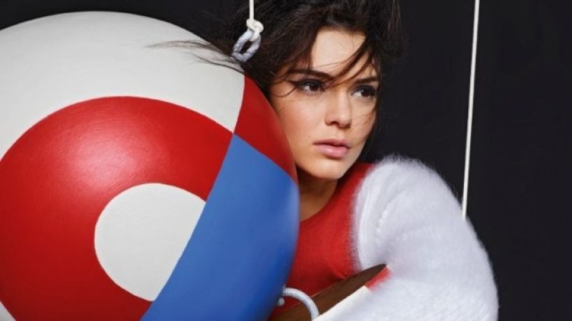Kendall Jenner a Lily Donaldson pózují v kampani Fendi Fall 2015 s obřími loutkami