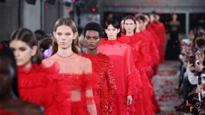 Valentino: Modelové a modelky poprvé společně na přehlídce v Tokiu