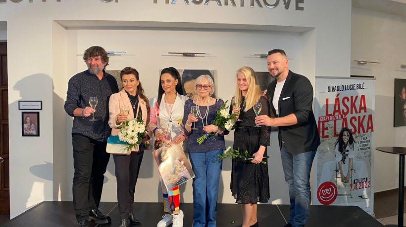 Kalendář Lucie Bílé a Psí šance pomůže československým vlčákům