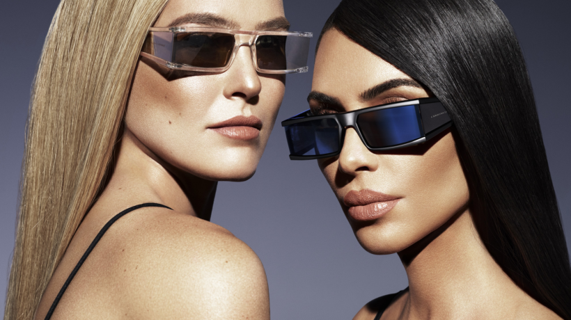 Kim Kardashian navrhla ve spolupráci s Carolinou Lemke futuristické sluneční brýle