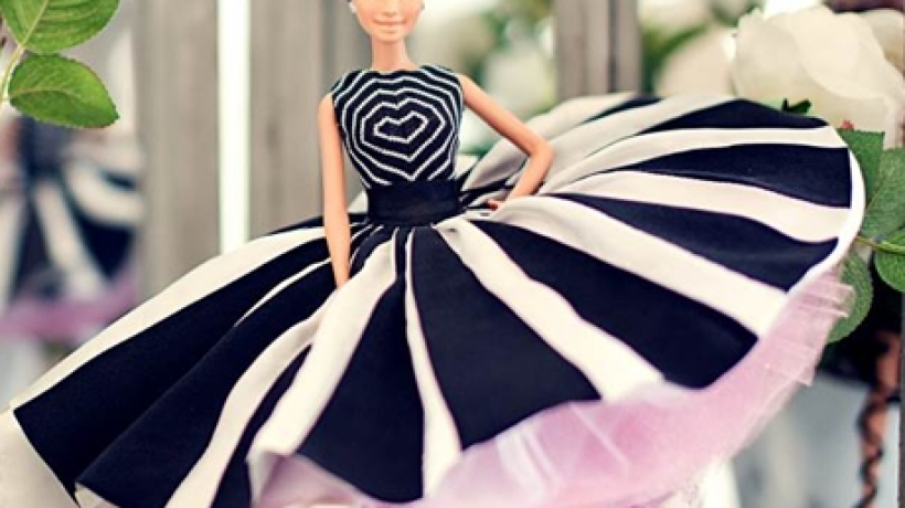 Charitativní projekt obléká panenku Barbie do luxusních modelů