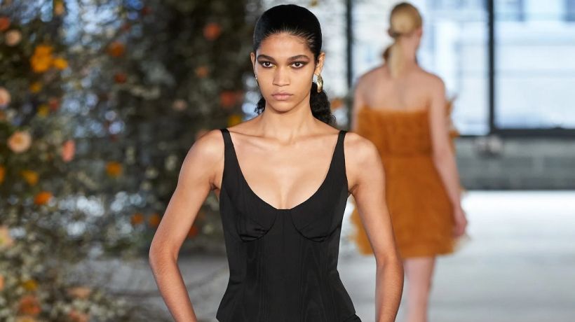 Jason Wu ve své podzimní kolekci na NYFW cílil na ultra-ženskou siluetu