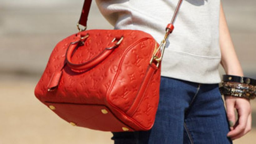 Louis Vuitton přichází s novinkou – kabelka Speedy Bandoulière 25 Monogram Empreinte je malá, ale překvapivě prostorná!