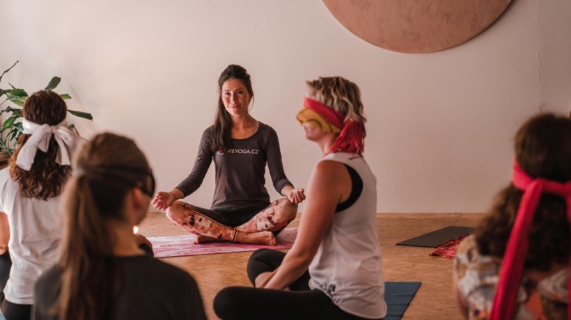 Maminky mají nastudováno, jak pečovat o miminka, ale často zapomínají na sebe, říká autorka projektu CoreYoga