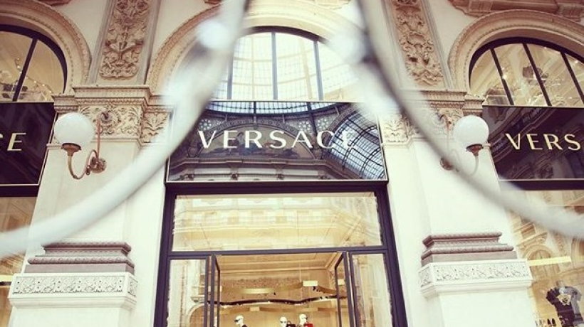Versace vyhlásil soutěž o sluneční brýle Greca Stars