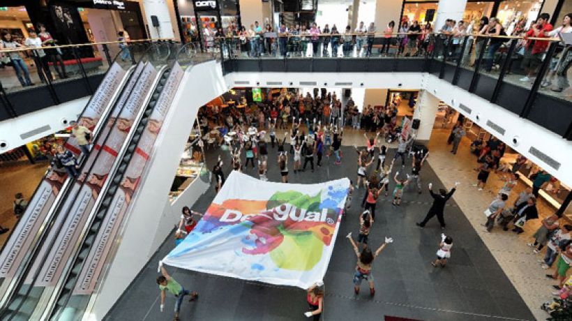 Desigual na Chodově otvírala netradiční show – podívejte se, jak se roztančil celý Chodov!