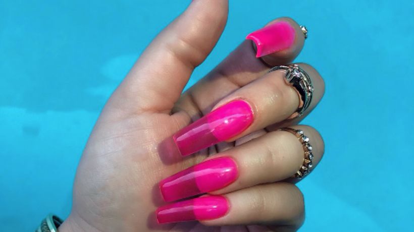 Průhledné gelové nehty boří Instagram - letní trend 2018